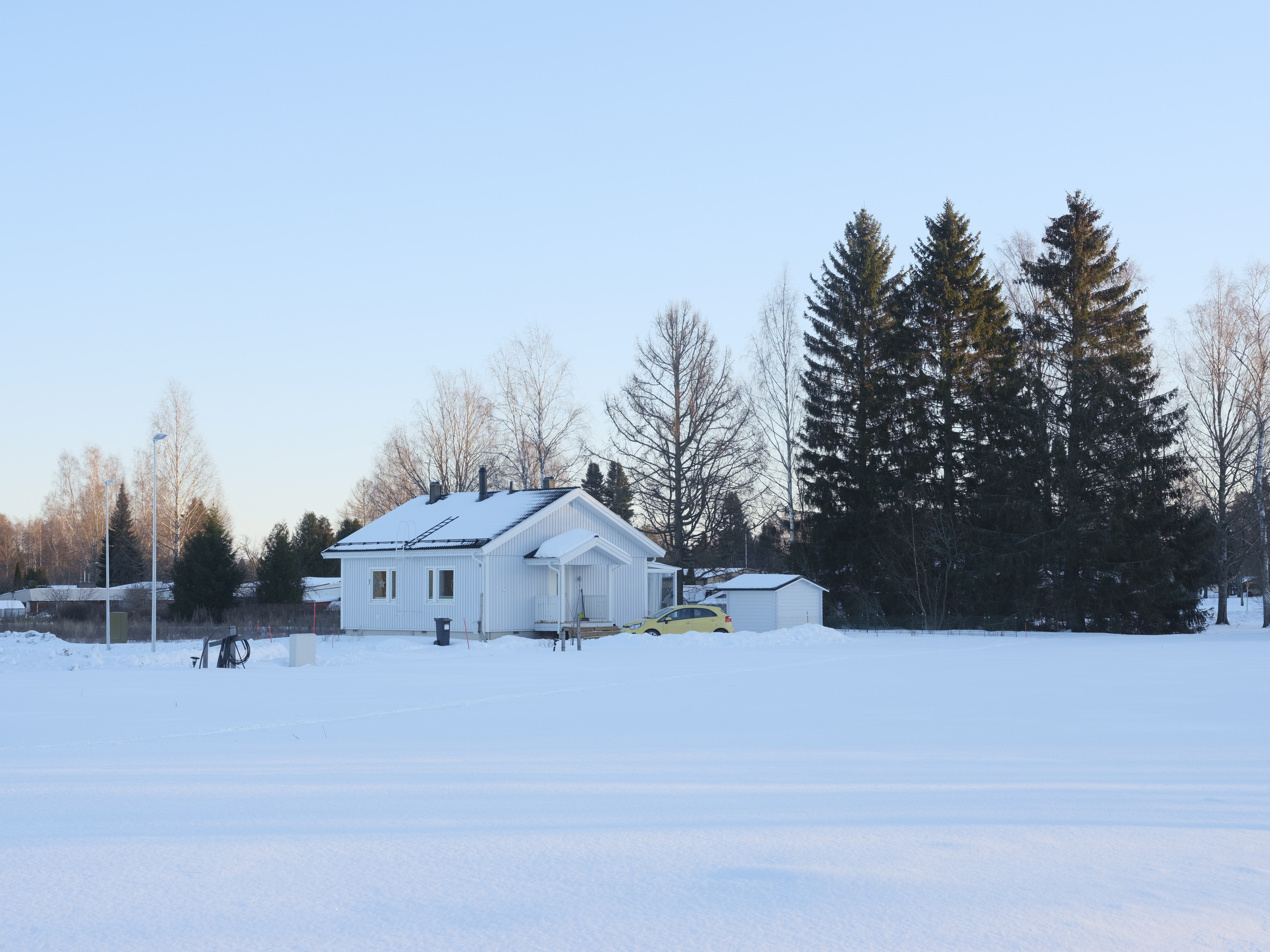 Talo talvisessa maisemassa.