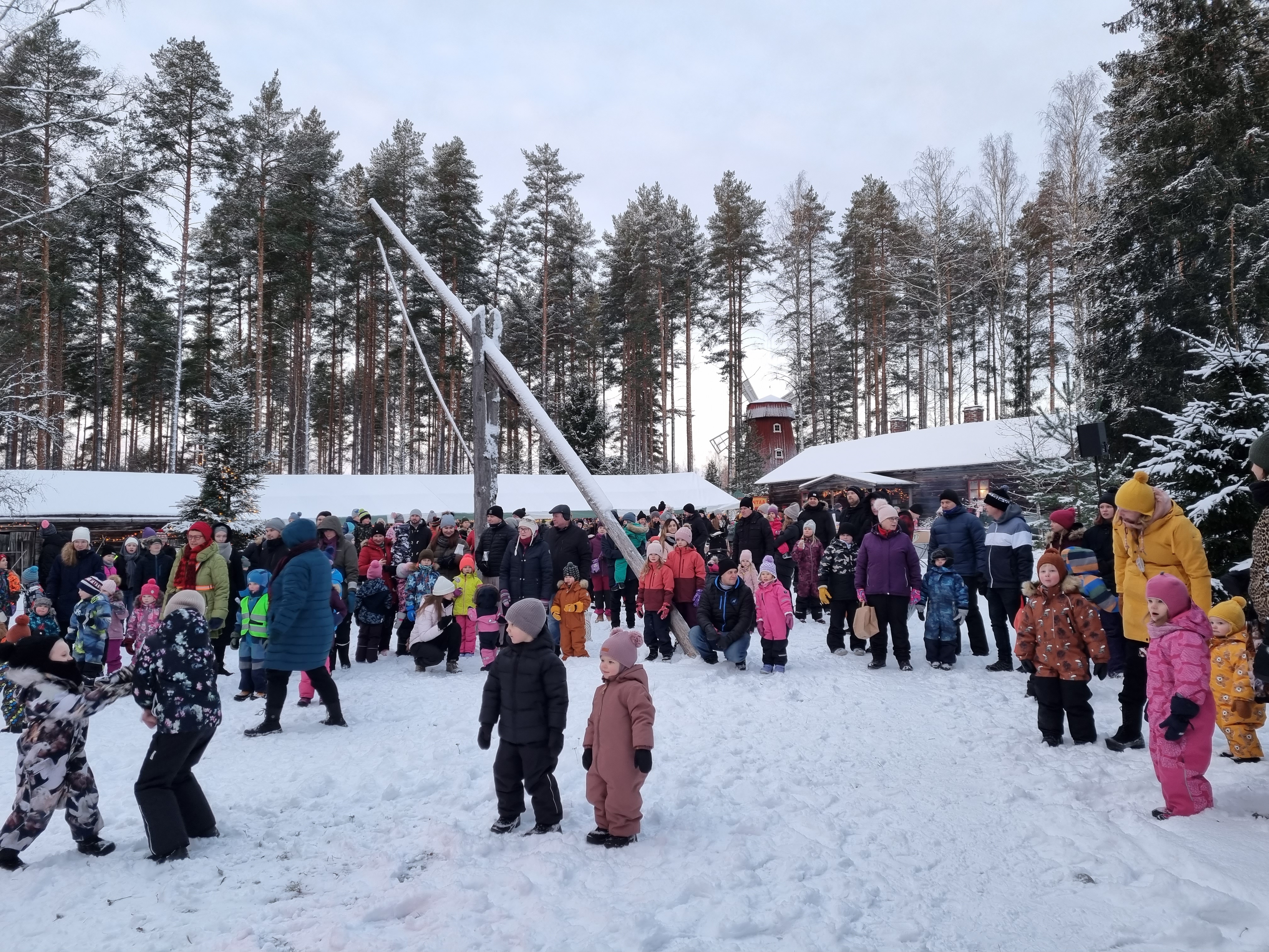 Yleisöä Janakkalan joulunavauksessa lumisella Laurinmäen museopihalla