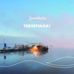 Tervetuloa Janakkalaan -esitteen kansikuva, jossa utuinen kesäaamun auringonnouse Ahilammen venesatamassa.