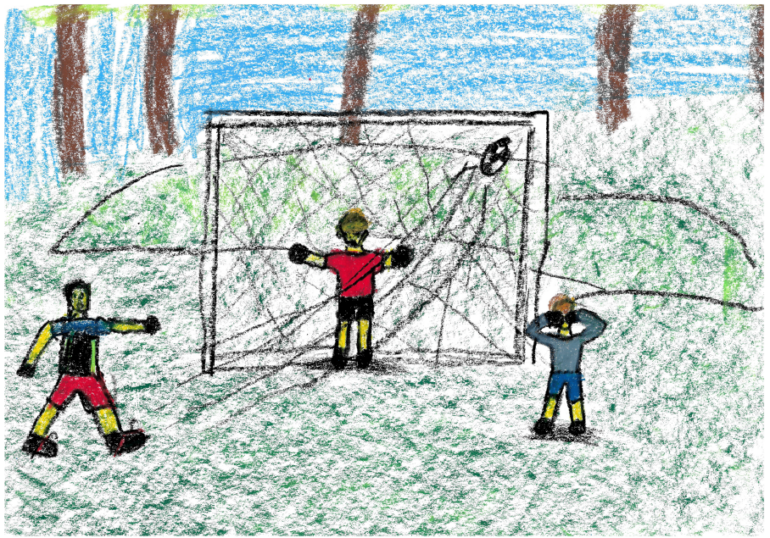 Lapsen piirustus, jossa pelataan jalkapalloa nurmella.