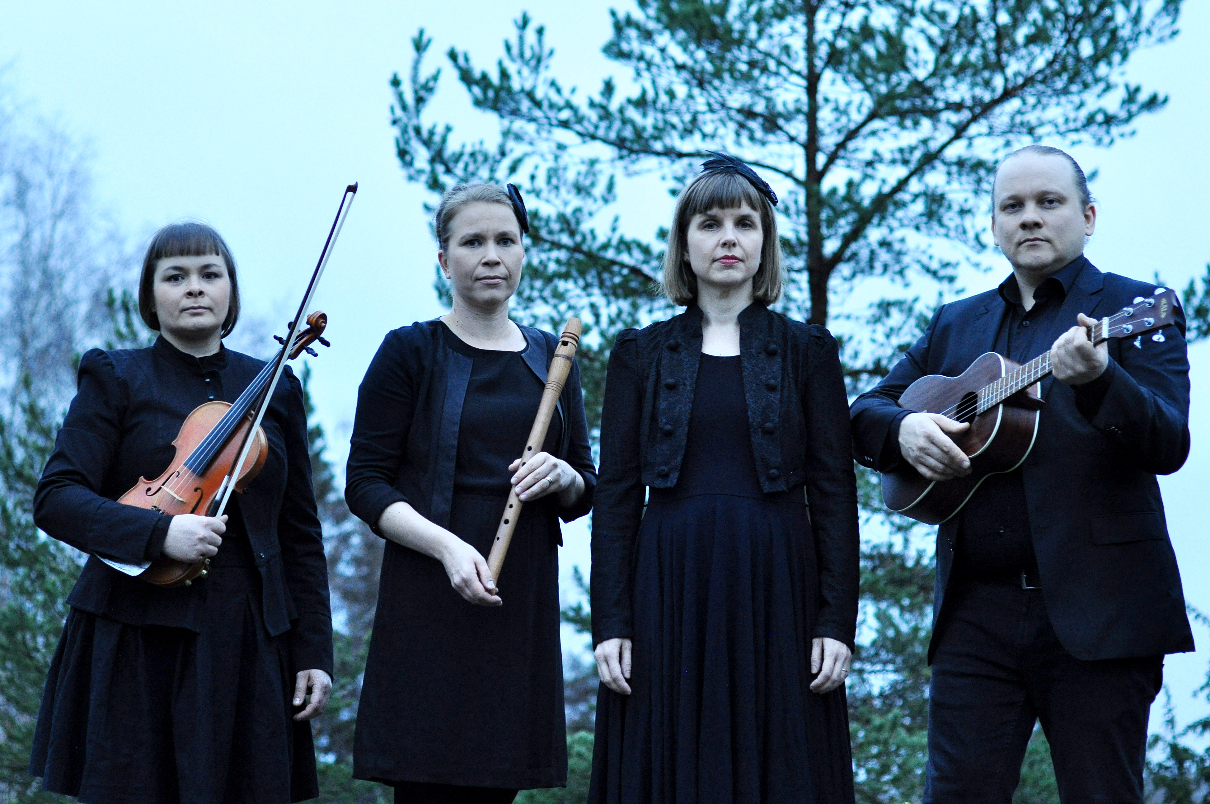 Emmi Kuittinen ja surun synty orkesteri viileänä päivänä, mustissa vaatteissaan.